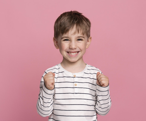 Niño sonriente en terapia con un psicologo infantil en almeria